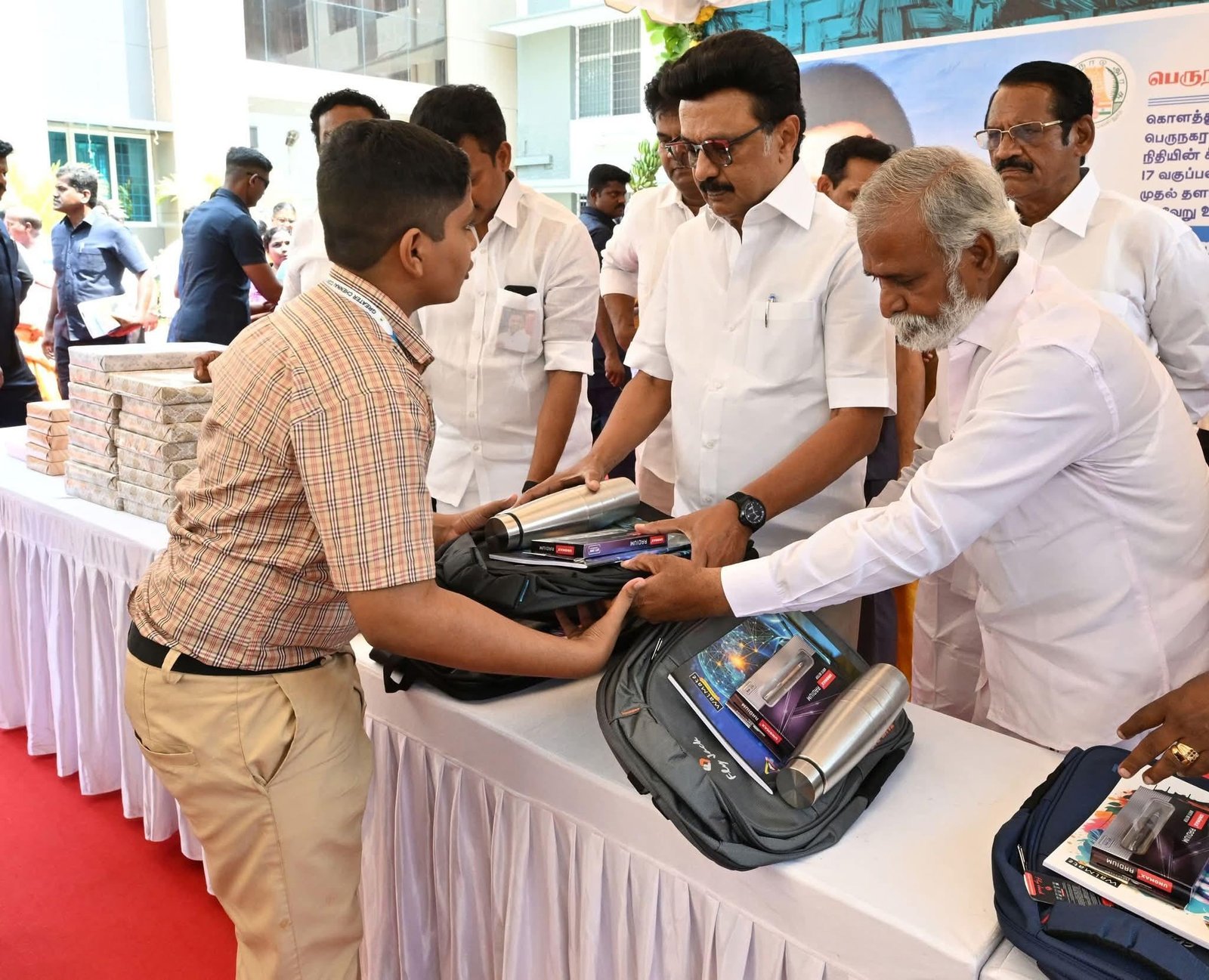 கல்வி உபகரணங்களை வழங்கிய முதல்வர் ஸ்டாலின்